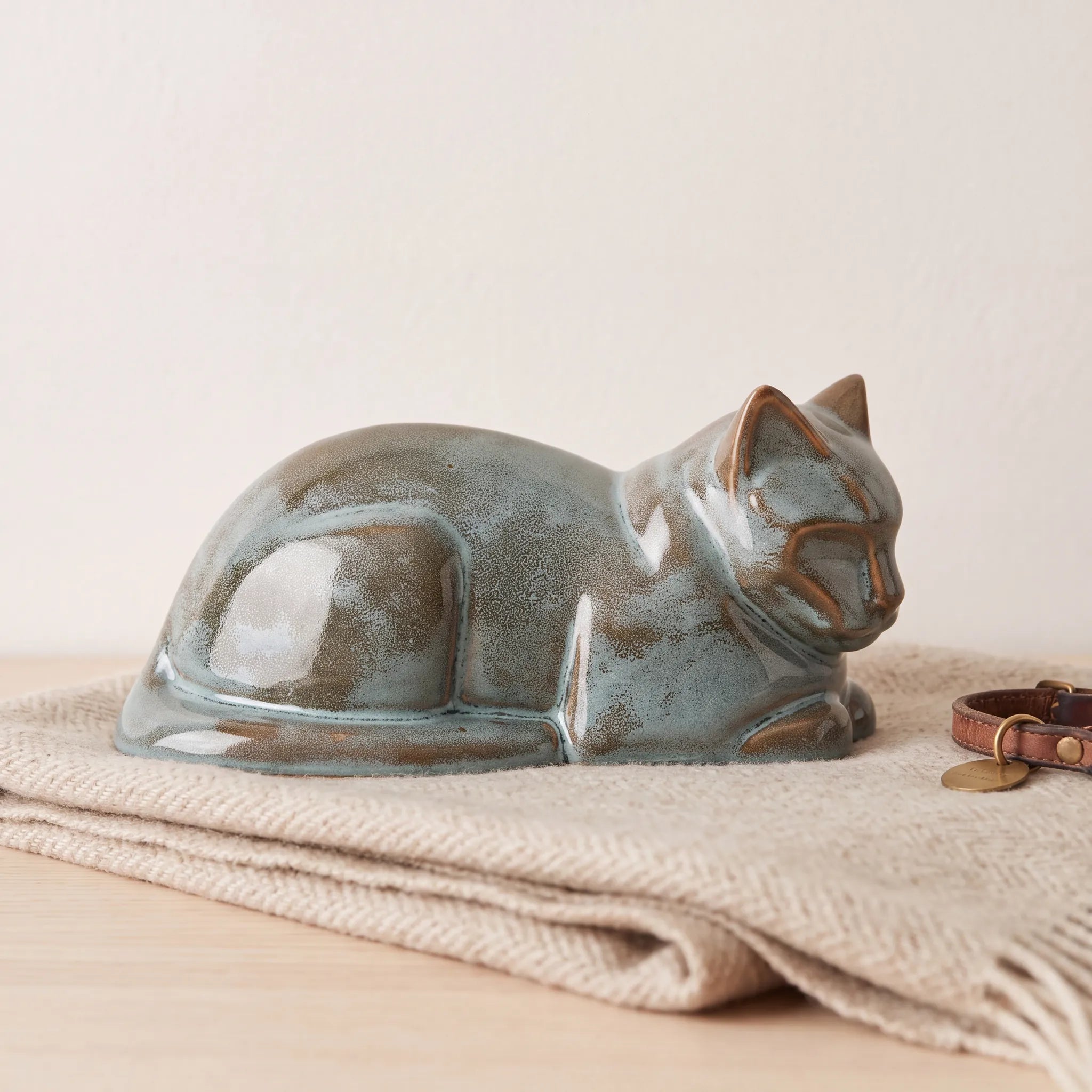 Lying-Cat-Urn-for-Ashes-in-Oily-Green-pet_blanket_fold