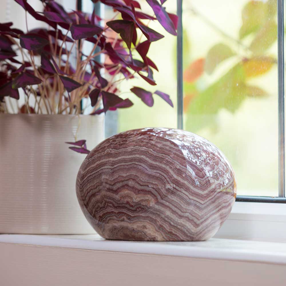 Onyx Urn for Ashes on the Window 900ml in Daylight
