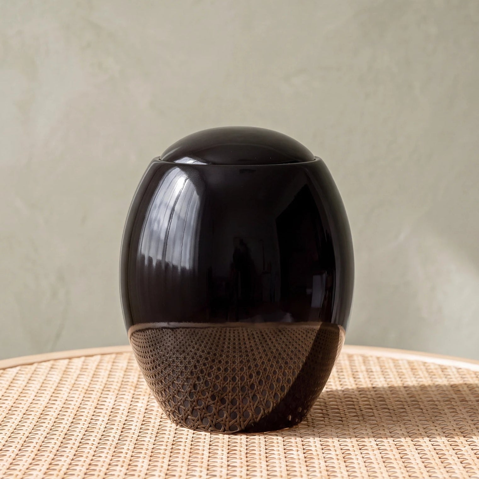 Pure Black Modern Adult Cremation Urn for Ashes