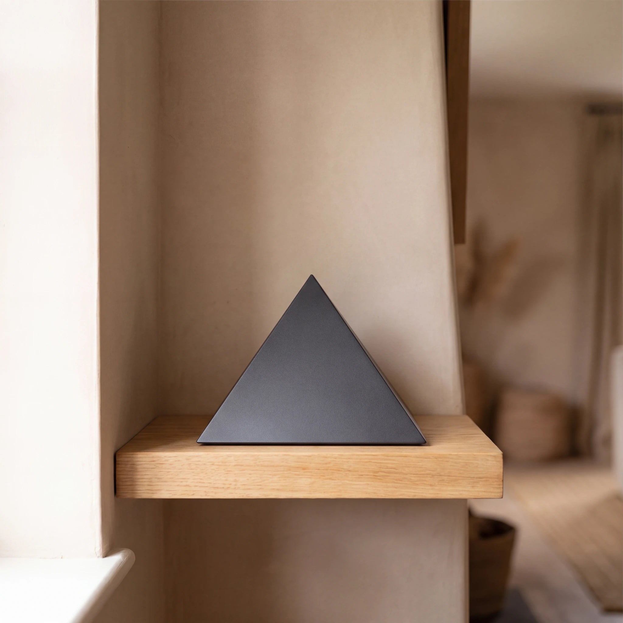 Pyramid-Large-Urn-for-Ashes-in-Matte-Black-Stainless-Steel-amto_alcove