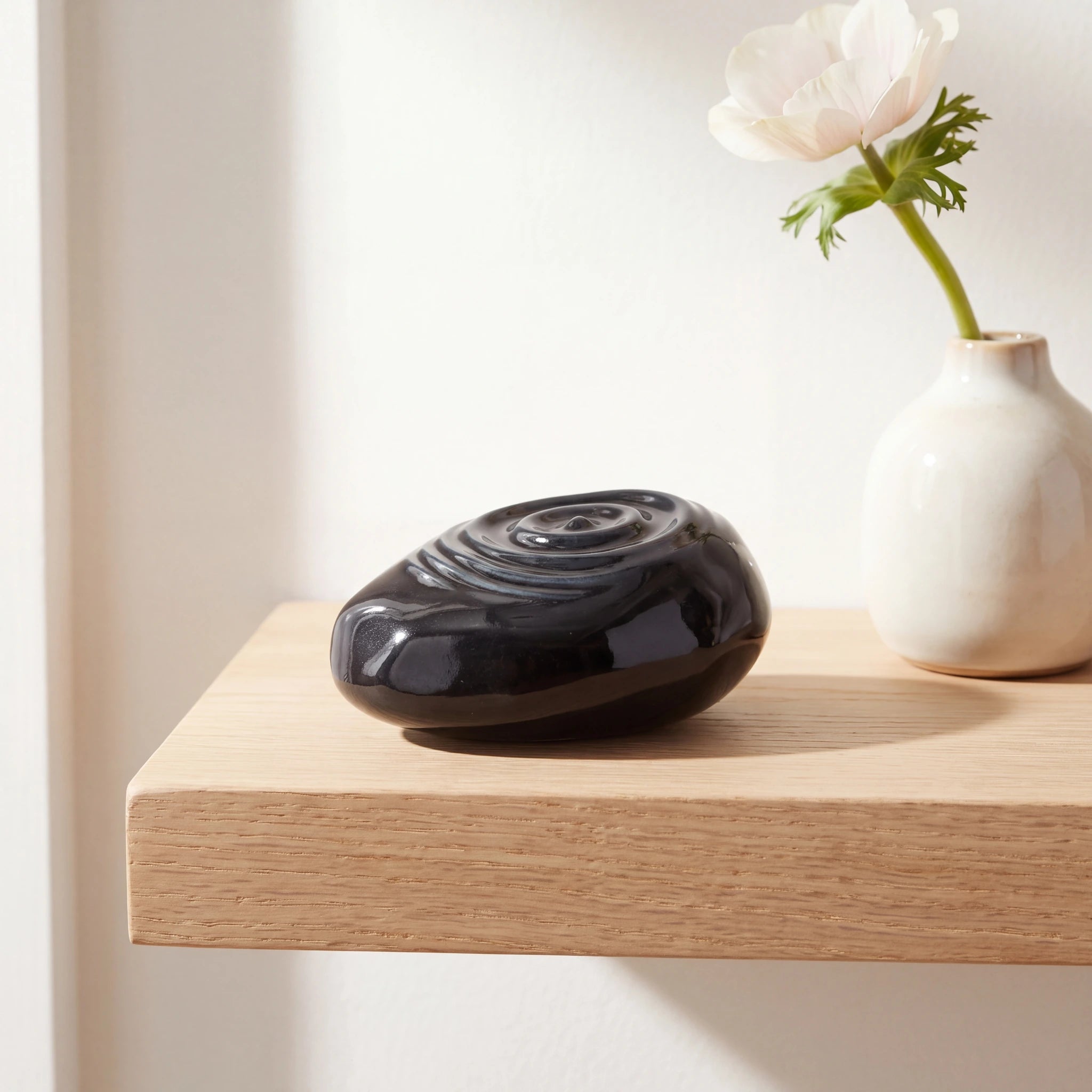 Ripples-Small-Urn-for-Ashes-in-Glossy-Black-keepsake_bud_vase
