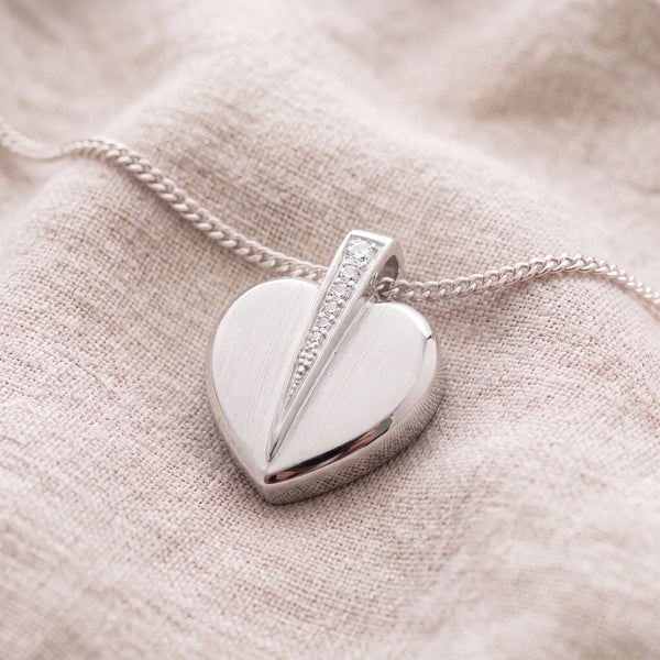 Self-fill-Crystal-Embraced-Heart-Memorial-Ashes-Pendant-On-Linen