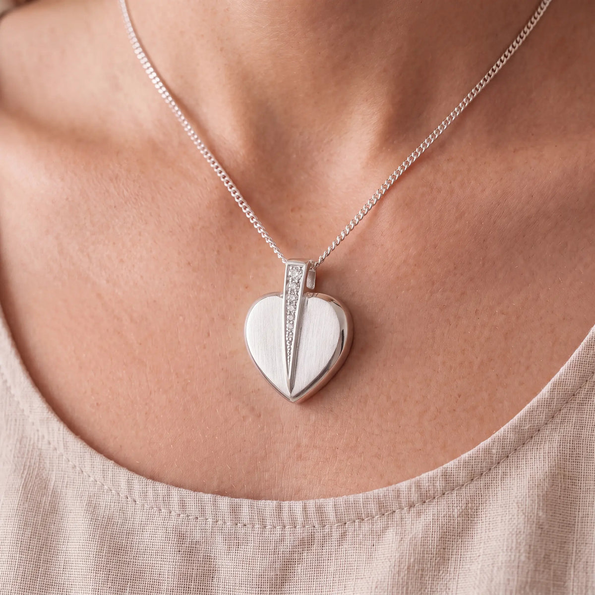 Self-fill-Crystal-Embraced-Heart-Memorial-Ashes-Pendant-Worn
