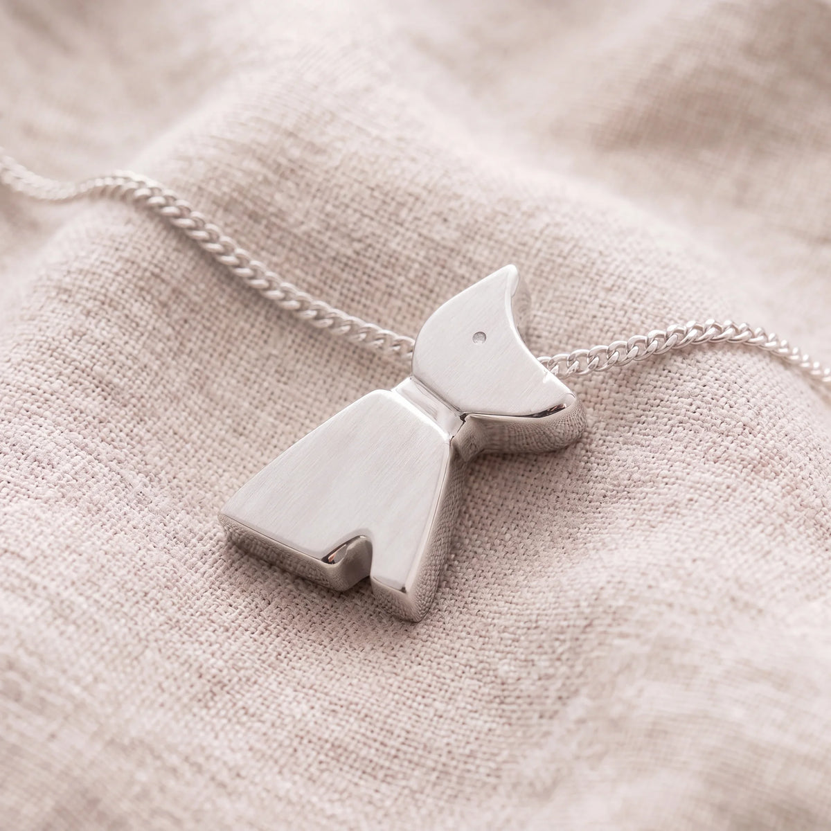 Self-fill-Dog-Memorial-Ashes-Pendant-On-Linen