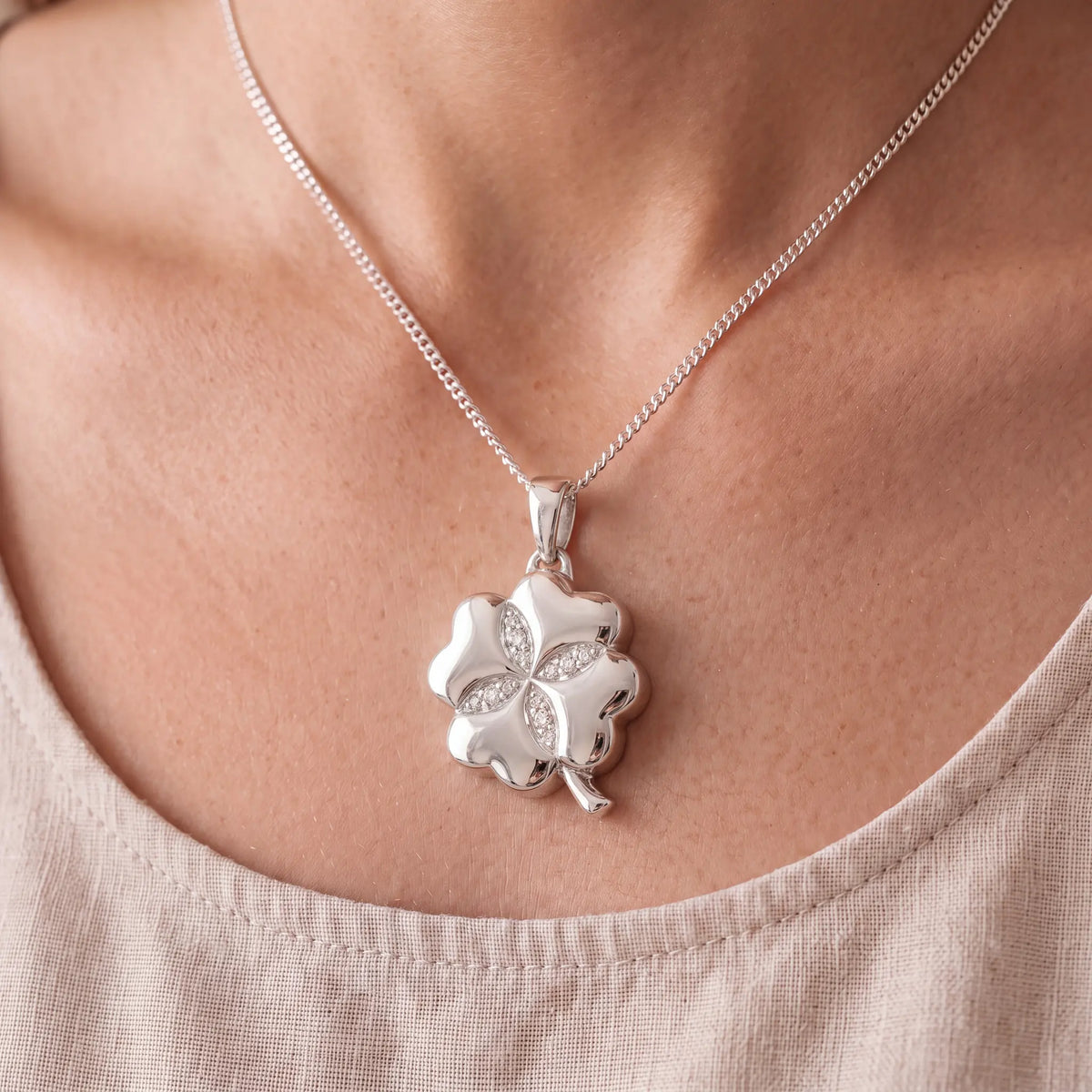 Self-fill-Four-Leaf-Clover-Crystal-Memorial-Ashes-Pendant-Worn