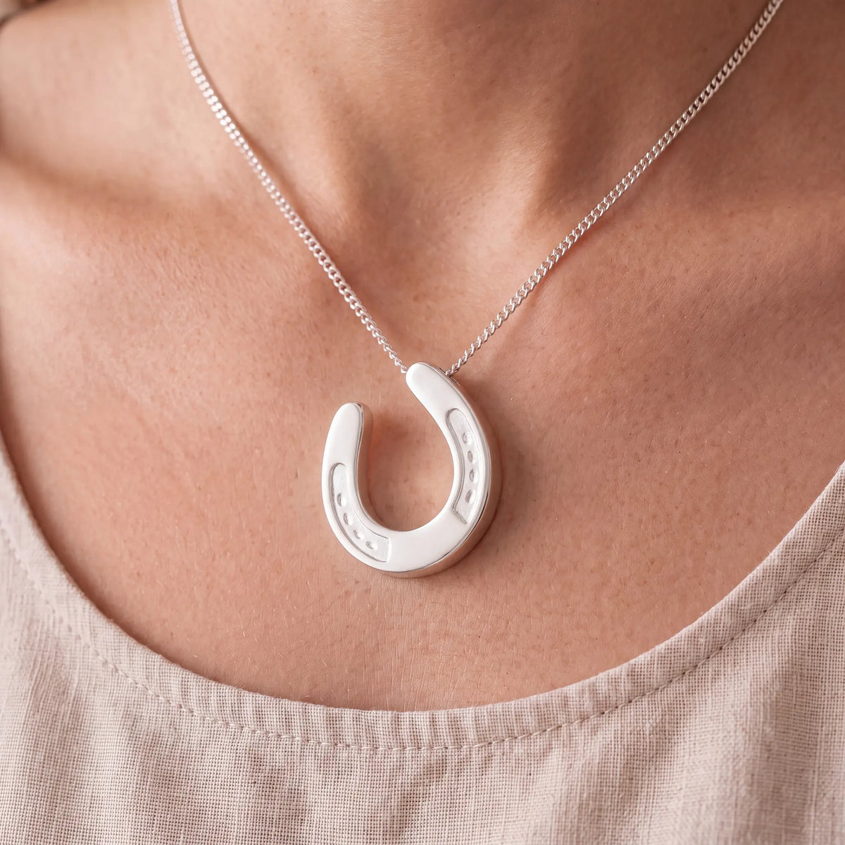 Self-fill-Horse-Shoe-Memorial-Ashes-Pendant-Worn