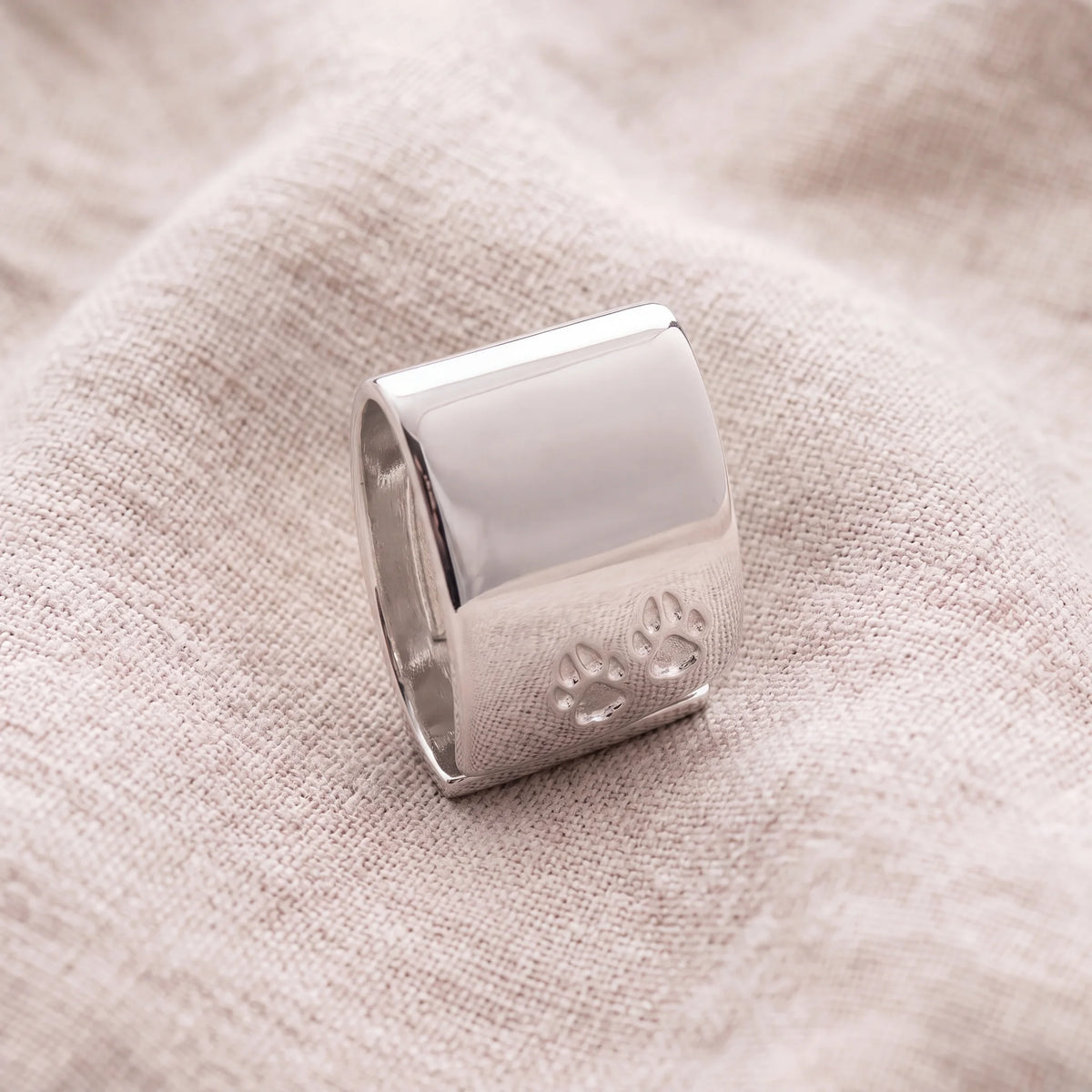 Self-fill-Little-Paws-Memorial-Ashes-Pendant-On-Linen