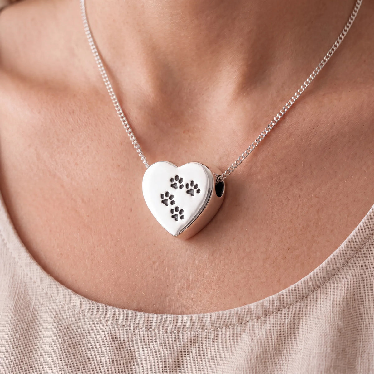 Self-fill-Paw-Prints-Heart-Memorial-Ashes-Pendant-Worn