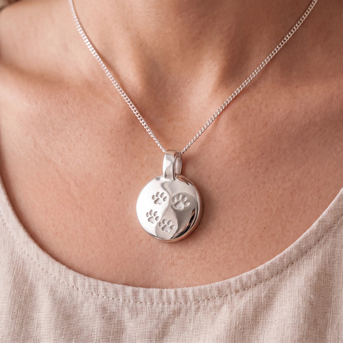 Self-fill-Paw-Prints-Memorial-Ashes-Pendant-Worn