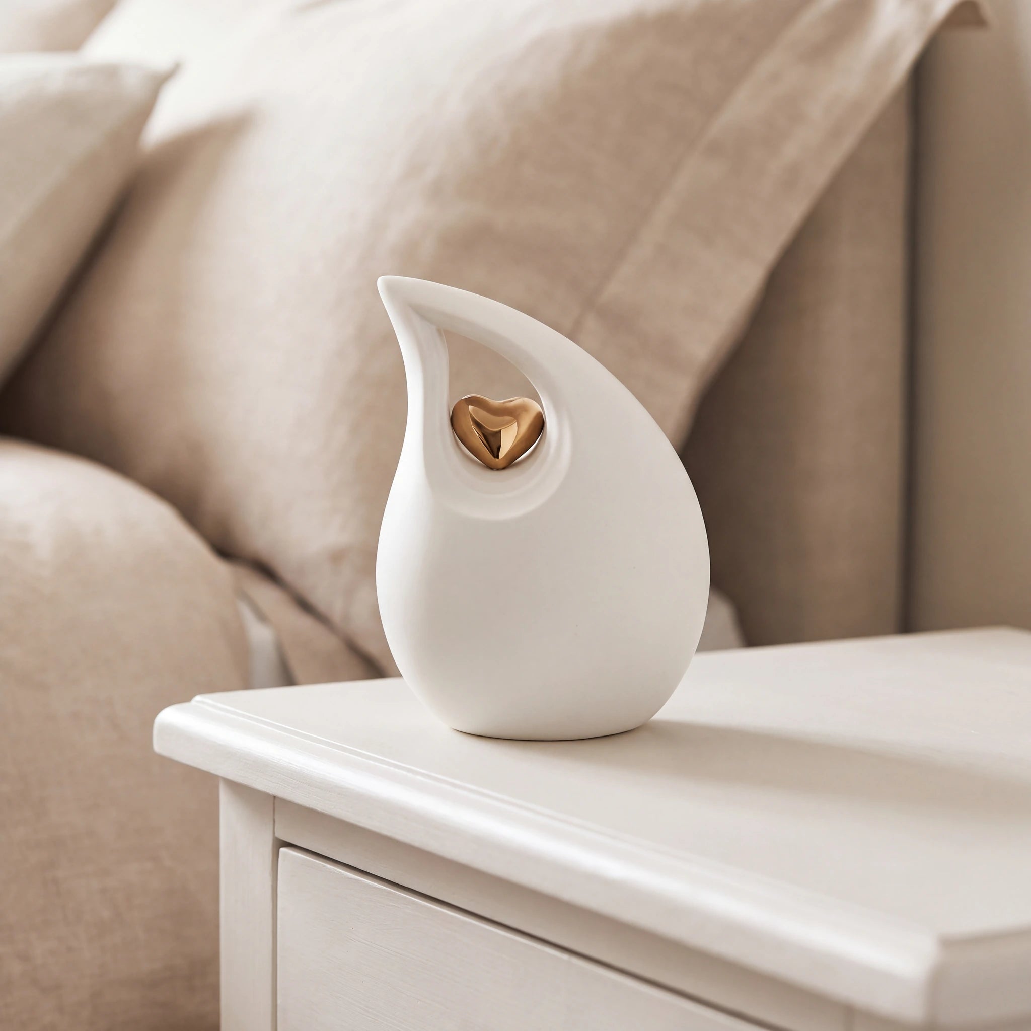 Teardrop-Heart-Medium-Urn-for-Ashes-in-White-and-Gold-Bedroom-Chest