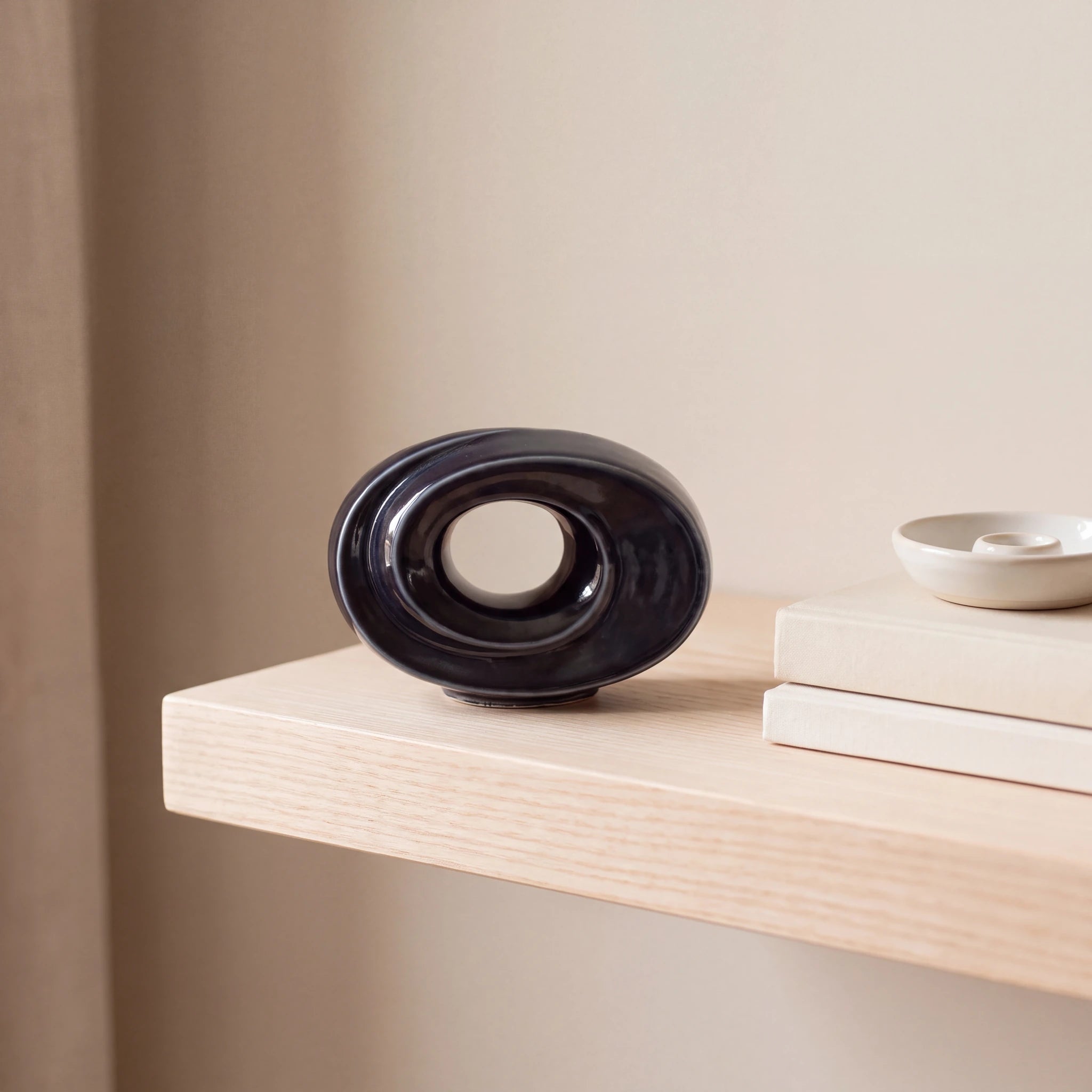 The-Passage-Small-Urn-for-Ashes-in-Midnight-Blue-keepsake_books_dish-Left-Angle