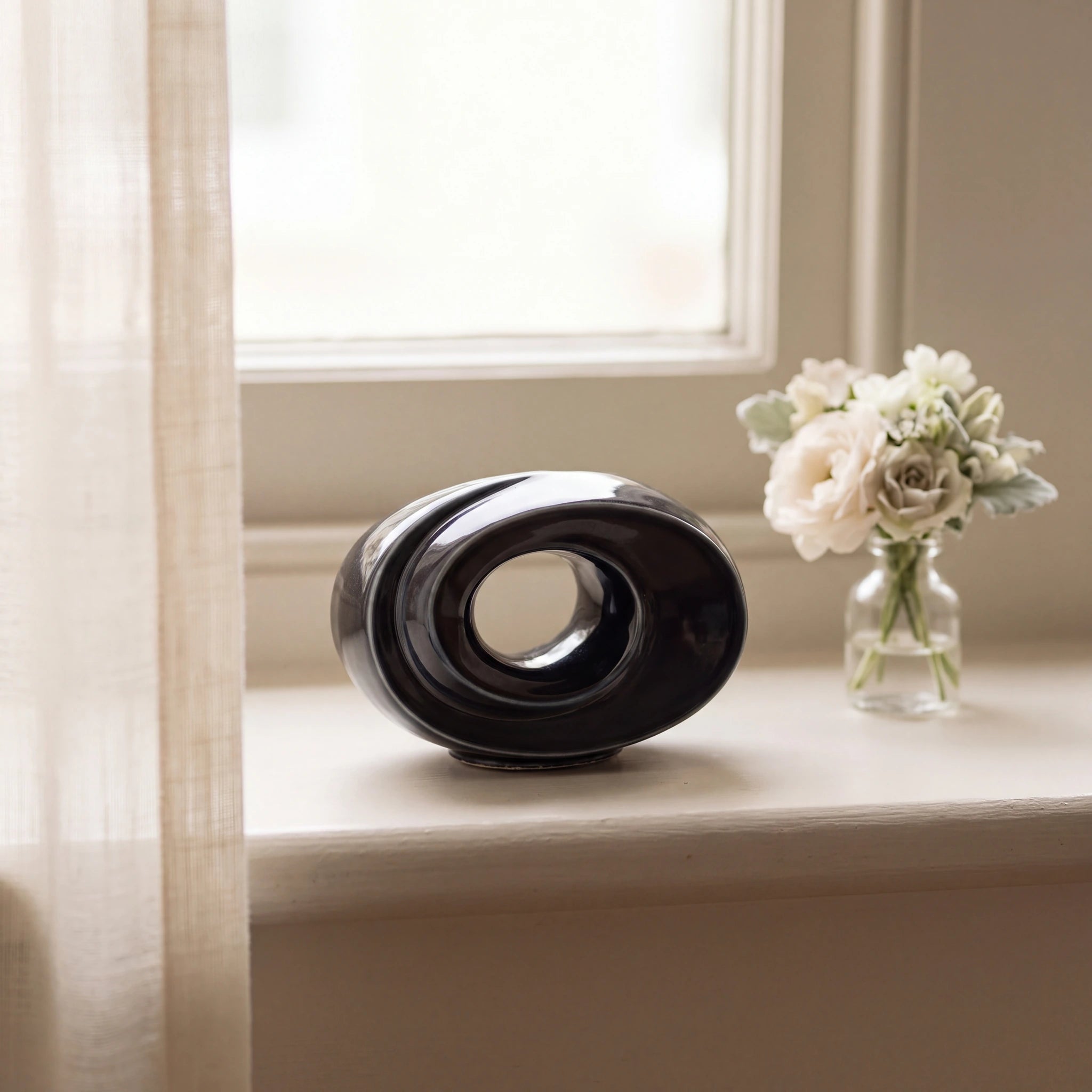 The-Passage-Small-Urn-for-Ashes-in-Midnight-Blue-keepsake_windowsill_posy-Right-Angle