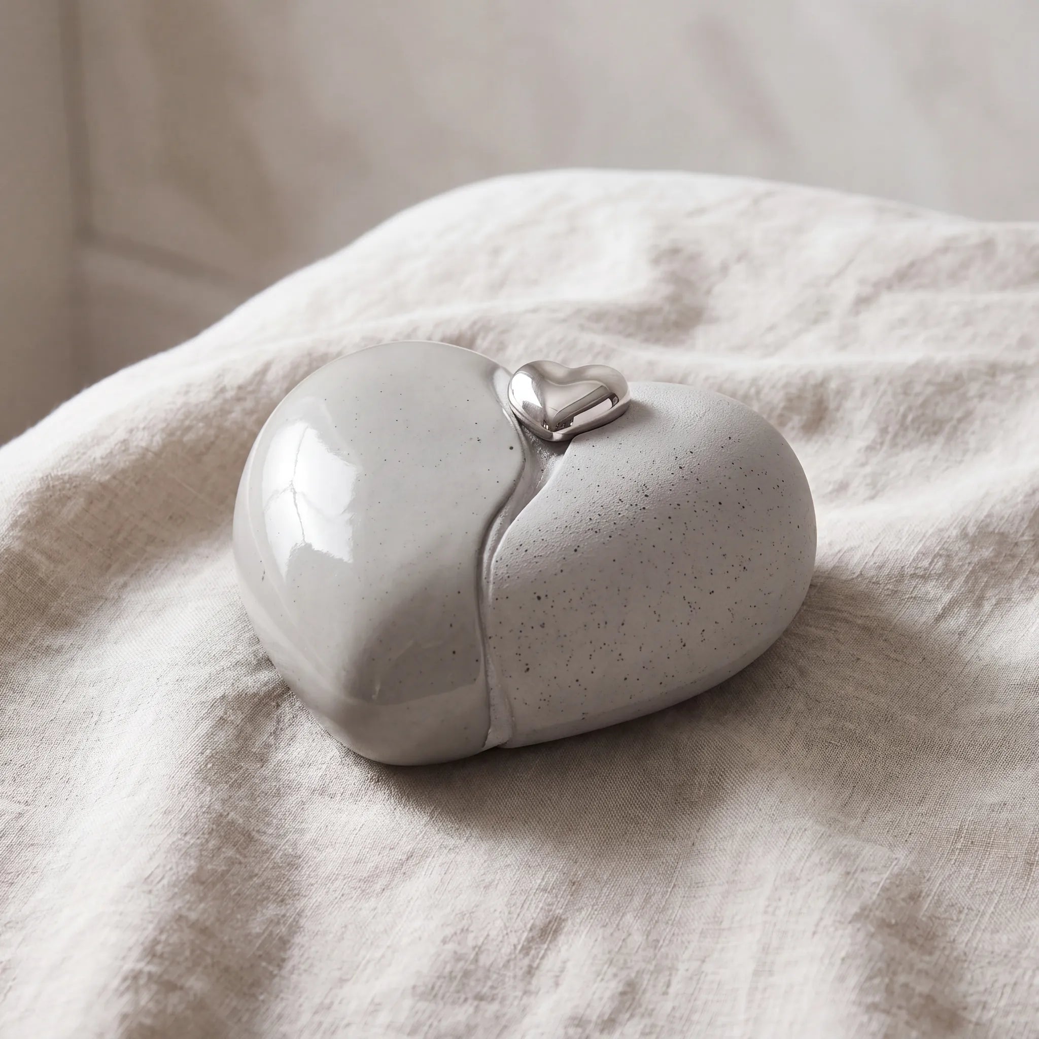 Unity-Heart-Medium-Urn-for-Ashes-with-Detachable-Keepsake-Heart-On-Linen