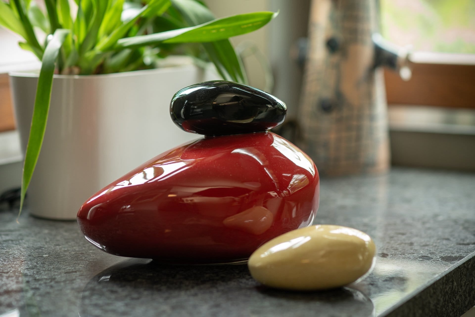 Pebbles Adult Cremation Urn for Ashes in Light Sand