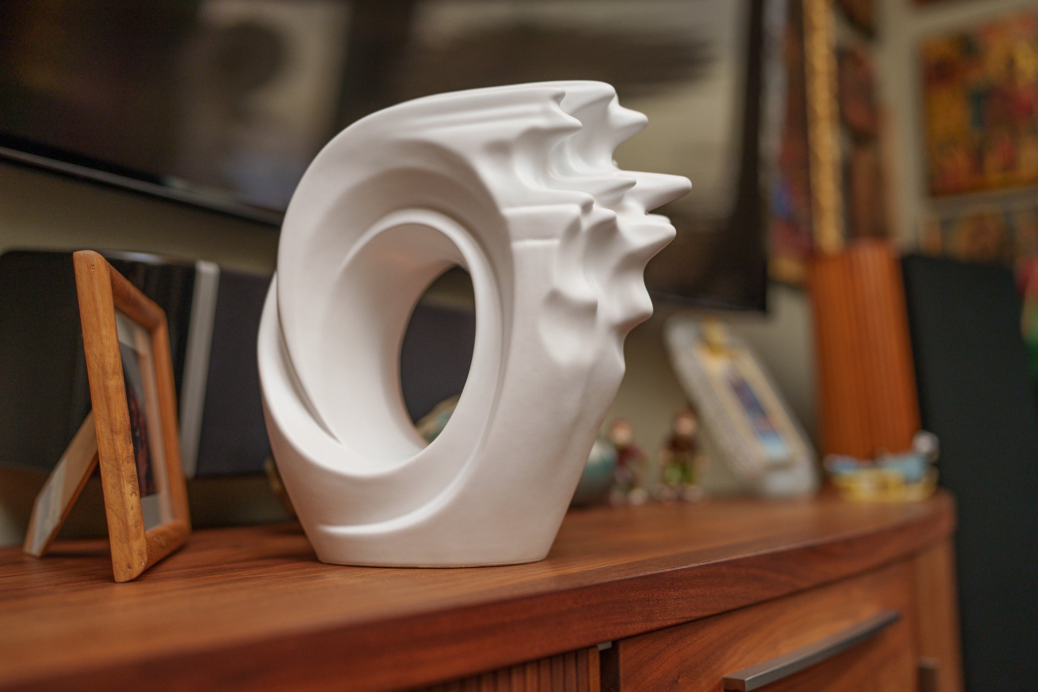 Zephyr Adult Cremation Urn for Ashes in Matte White