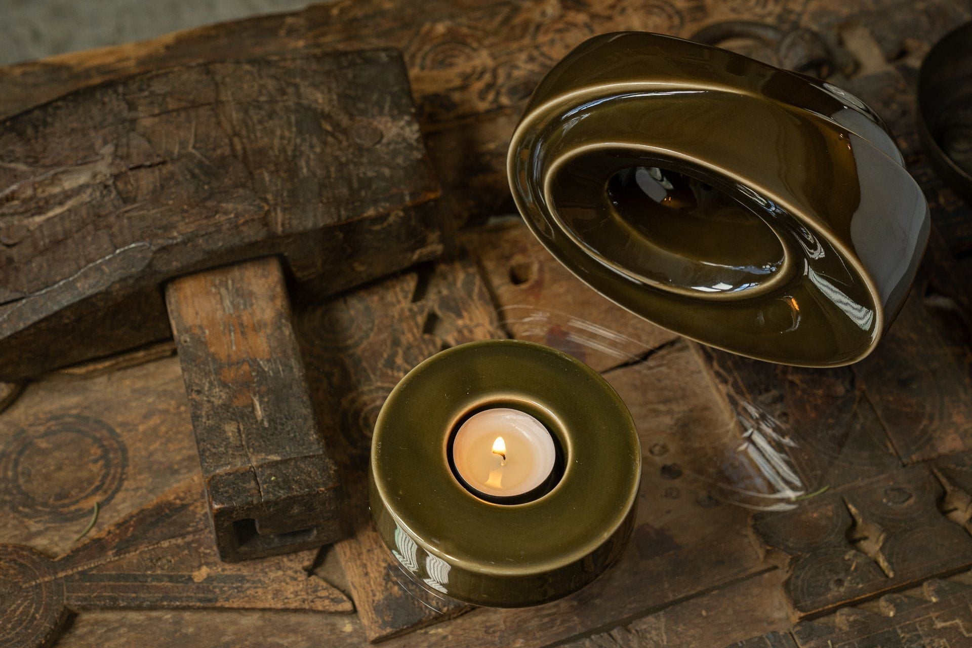 Caleo Candle Holder for Cremation Urns in Oily Green