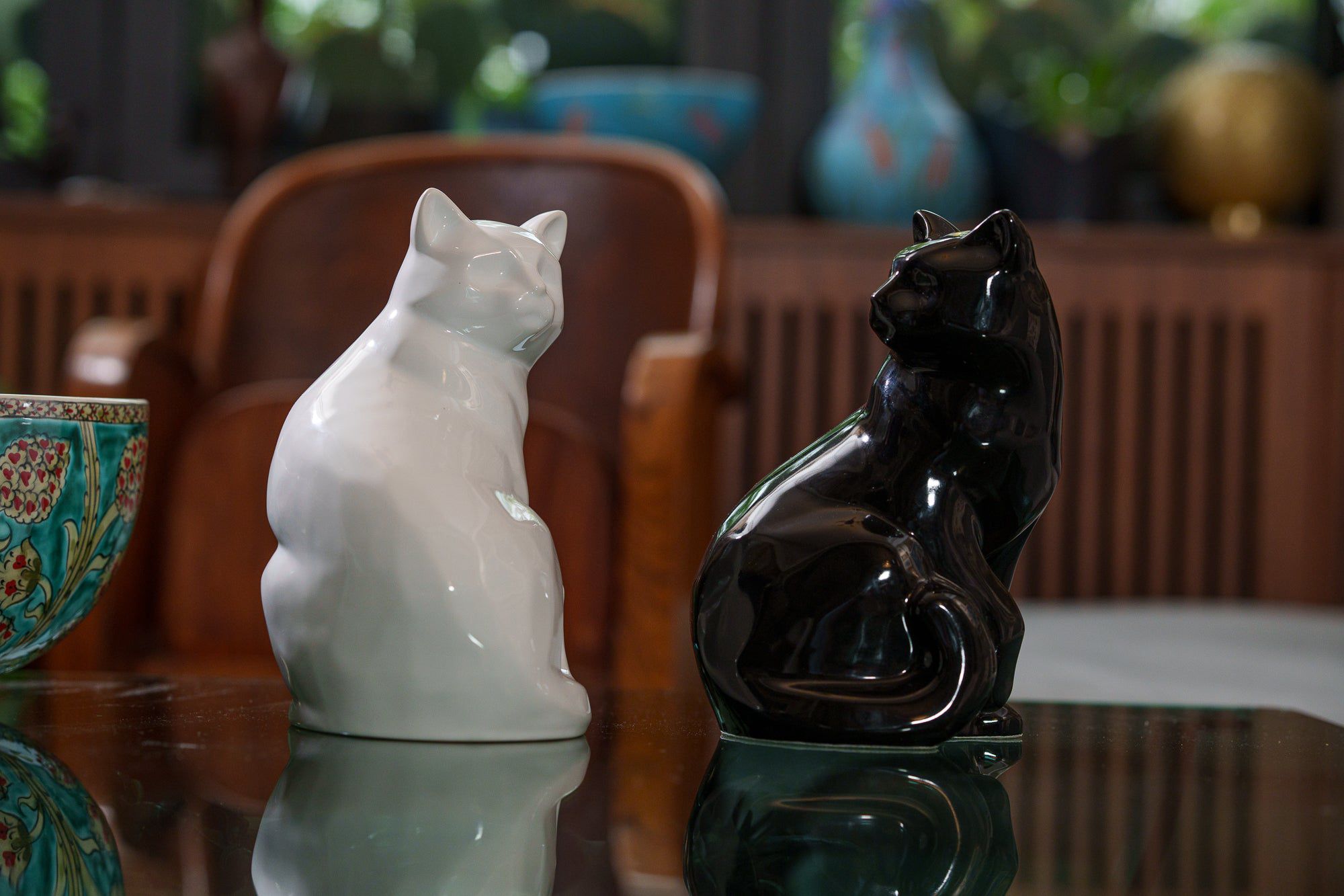 Felix Cat Urn for Ashes in Glossy Black